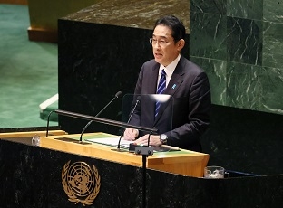 Prime Minister Kishida who makes a speech behind the lectern (Close up)