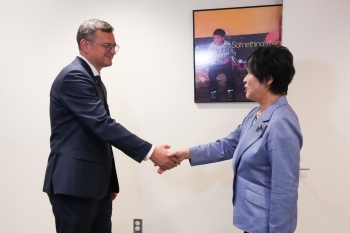 Two Ministers who shake hands facing each other