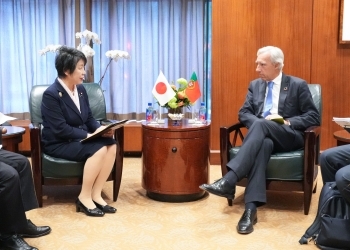 Two Ministers who have a talk after having a seat