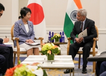 Two Ministers who have a talk after having a seat