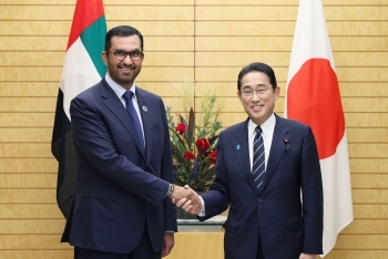 Prime Minister Kishida shakes hand with Dr.Jaber, Minister of Industry and Advanced Technology and Special Envoy to Japan of the UAE