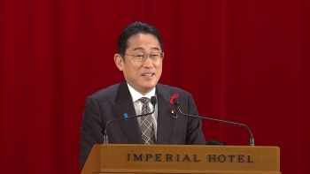Prime Minister Kishida who makes a speech standing behind the lectern