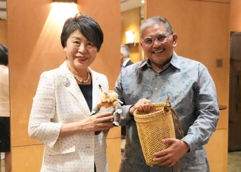 Foreign Minister Kamikawa shakes hand with H.E. Mr. Erywan, Minister for Foreign Affairs II