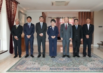 Foreign Minister Kamikawa meets with local Japanese business people