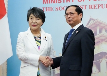 Foreign Minister Kamikawa shakes hand with Vietnamese Foreign Minister Son