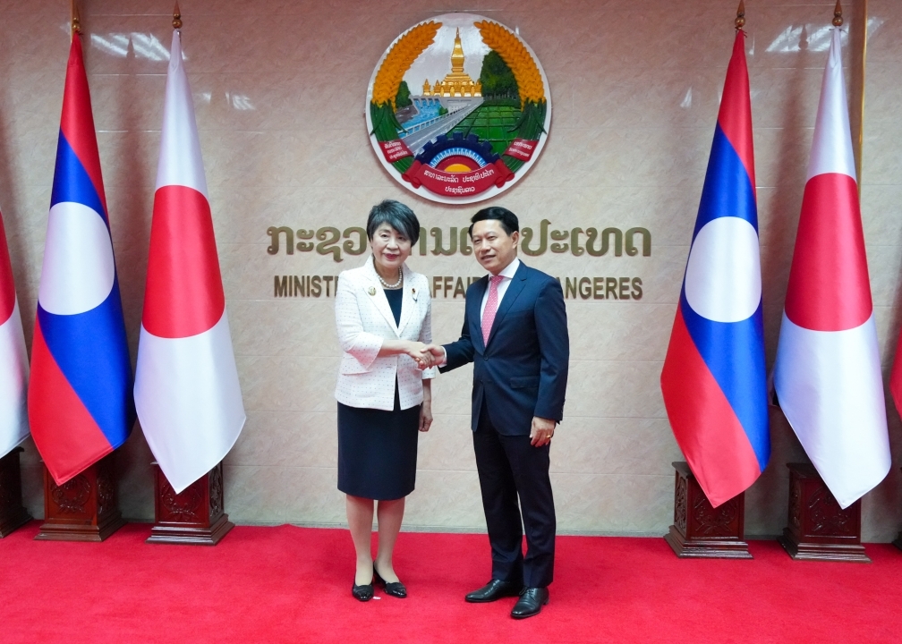 Foreign Minister Kamikawa shakes hand with Lao Foreign Minister KOMMASITH
