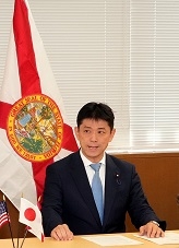 Parliamentary Vice-Minister Komura who attends the signing ceremony