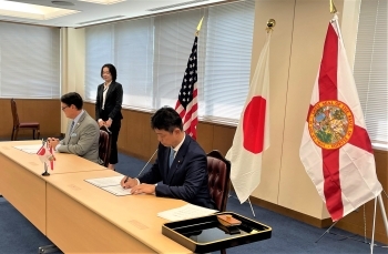 Parliamentary Vice-Minister Komura and Secretary Byrd who sign the MOC after having a seat at a table