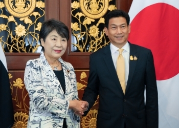 Foreign Minister Kamikawa shakes hand with Dr. Parnpree, Deputy Prime Minister and Foreign Minister