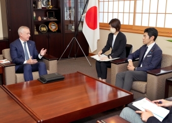 State Minister Tsuji and President Urkullu who exchange opinions after having a seat