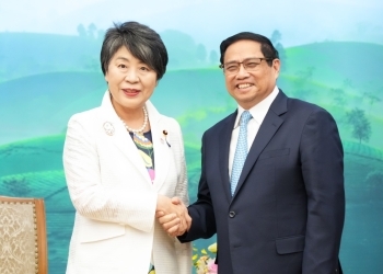 Foreign Minister Kamikawa shakes hand with Vietnamese Prime Minister Chinh
