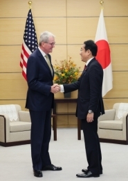 Prime Minister Kishida shaking hands with Governor Murphy of the State of New Jersey