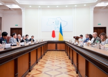Minister Hayashi who exchanges opinions with Prime Minister Shmyhal of Ukraine after having a seat at a table
