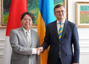 Minister Hayashi who shakes hands with Minister Kuleba before the Foreign Ministers' Meeting