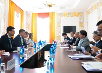 Minister Hayashi and Minister Kuleba who have a talk