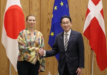 Photo session was held before the Japan-Denmark Summit Meeting