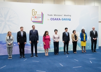 A commemorative Photos attendees of G7 Trade Ministers' Meeting in Osaka-Sakai facing straight at a camera