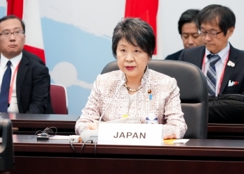 El ministro Kamikawa, que habló en la sesión inaugural tras sentarse a la mesa.