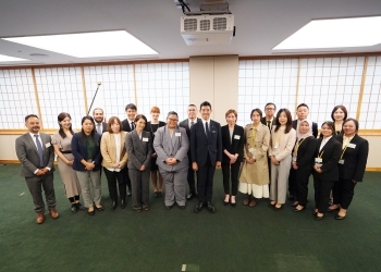 Group photo of State Minister Tsuji and participants of FY2023 Local Staff Training Program (Consular staff group)