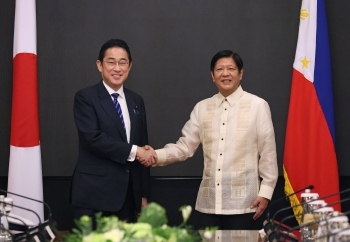 Prime Minister Kishida shakes hand with Philippines President Maarcos
