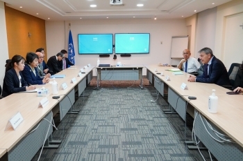 Foreign Minister Kamikawa is briefed by Mr. Philippe Lazzarini, Commissioner General, UNRWA