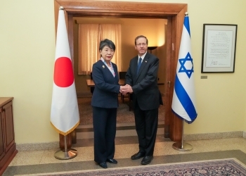 Foreign Minister Kamikawa shakes hand with President Herzog