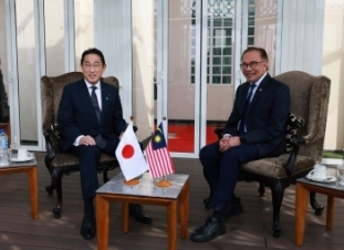Prime Minister Kishida talks with Malaysian Prime Minister Anwar