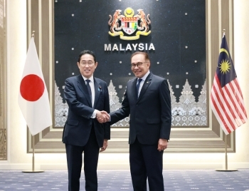 Prime Minister Kishida shakes hand with Malaysian Prime Minister Anwar