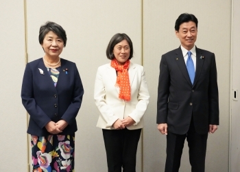 A commemorative photo of ministers of the two countries facing straight at a camera