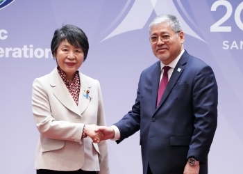 Foreign Minister Kamikawa shakes hand with the Philippines Foreign Minister Manalo
