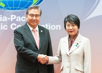 Foreign Minister Kamikawa shakes hand with Korean Foreign Minister Mr. Park Jin
