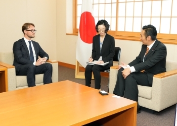 Both sides who exchange opinions after having a seat