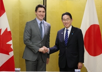 Two leaders shaking hands