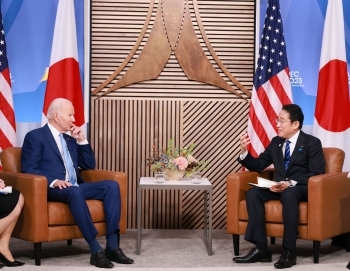 Two leaders who have a talk after having a chair
