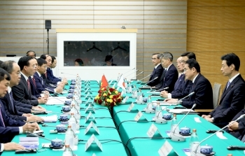 Two leaders who have a talk after having a seat at a table