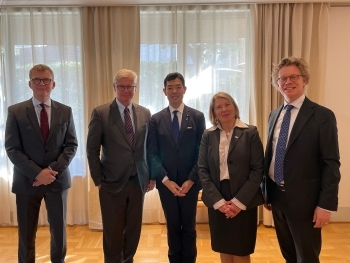 A commemorative photo of State Minister Tsuji and Nordic Ambassadors facing straight at a camera