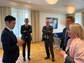 State Minister Tsuji and Nordic Ambassadors who exchange views in a luncheon