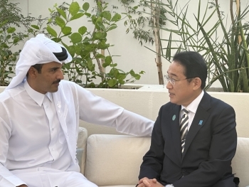 Two leaders who have a talk after having a seat