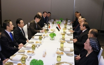 Two leaders who have a talk after having a seat at a table
