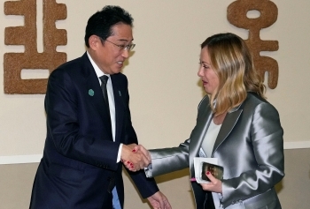 Two leaders who shake hands facing each other