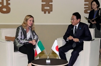 Two leaders who have a talk after having a seat
