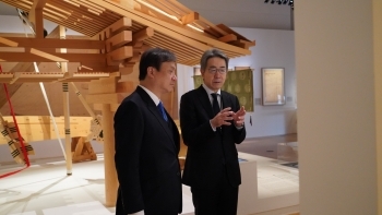 State Minister Horii guided by Mr. SUZUKI Hitoshi, President of the Japan Cultural Institute in Paris