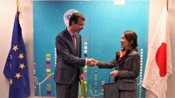 Both sides who shake hands