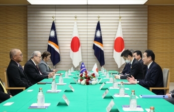 Two leaders who have a talk after having a seat at a table