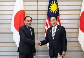 Prime Minister Kishida shakes hand woth Malaysian Prime Minister Anwar