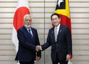 Prime Minister Kishida shakes hand with Prime Minister, Democratic Republic of Timor-Leste