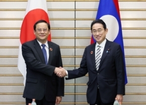Prime Minister Kishida shakes hand with Lao Prime Minister