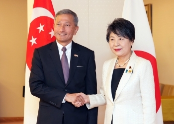 Foreign Minister Kamikawa shakes with Singaporian Foreign Minister