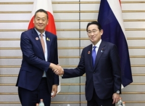 Prime Minister Kishida shakes hand with Prime Minister Sretthas