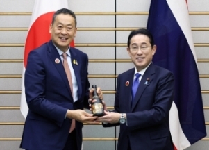 Prime Minister Kishida presented Prime Minister Sretthas with a bottle of Okinawan Awamori